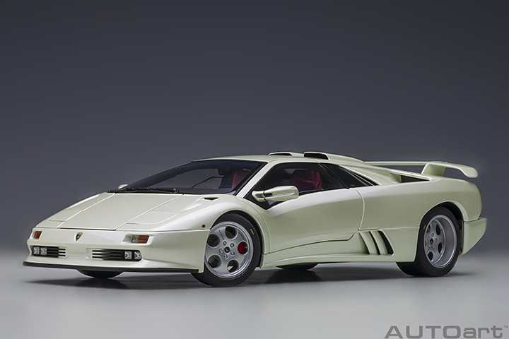 79141 1/18 LAMBORGHINI DIABLO SE30 JOTA (BALLON WHITE/PEARL WHITE)