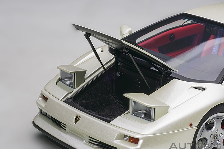 79141 1/18 LAMBORGHINI DIABLO SE30 JOTA (BALLON WHITE/PEARL WHITE)