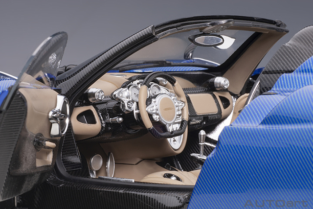78286 1/18 PAGANI HUAYRA ROADSTER (BLU TRICOLORE CARBON FIBER)