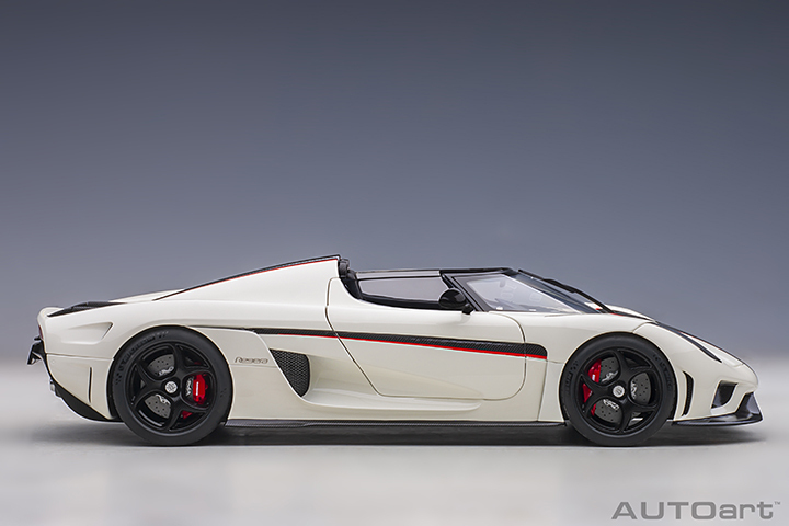 79027 1/18 KOENIGSEGG REGERA (WHITE/BLACK CARBON/RED ACCENTS)