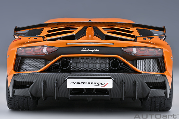 79218 1/18 LAMBORGHINI AVENTADOR SVJ (ARANCIO ATLAS/PEARL ORANGE)