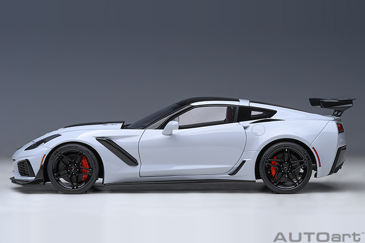 71277 1/18 CHEVROLET CORVETTE C7 ZR1 (CERAMIC MATRIX GREY METALLIC)