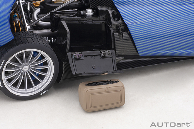 78286 1/18 PAGANI HUAYRA ROADSTER (BLU TRICOLORE CARBON FIBER)