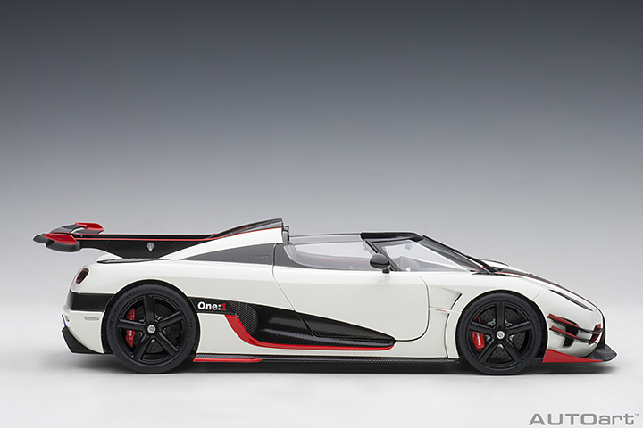 79016 1/18 KOENIGSEGG ONE : 1 (PEBBLE WHITE/CARBON BLACK /RED ACCENTS)