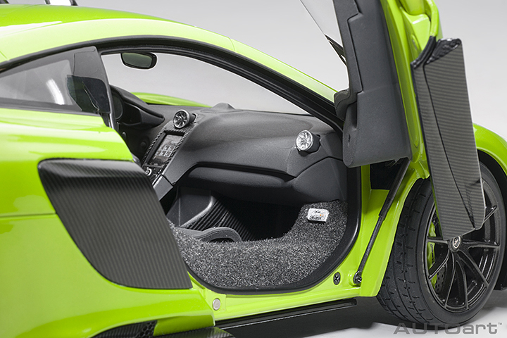 76049 1/18 McLAREN 675LT (NAPIER GREEN)