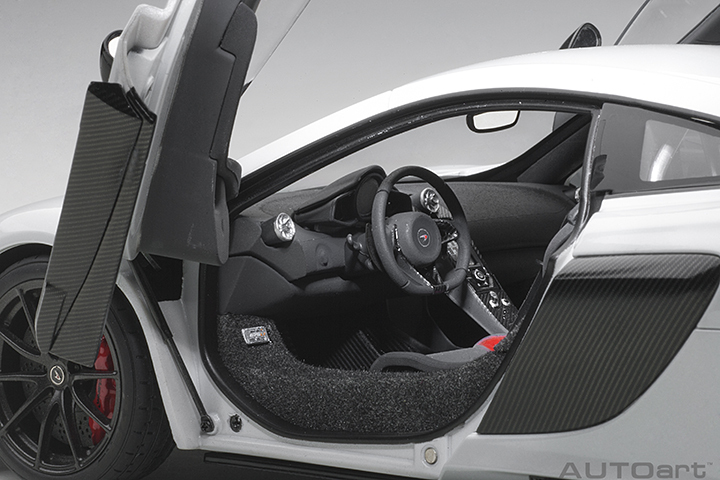 76046 1/18 McLAREN 675LT (SILICA WHITE)