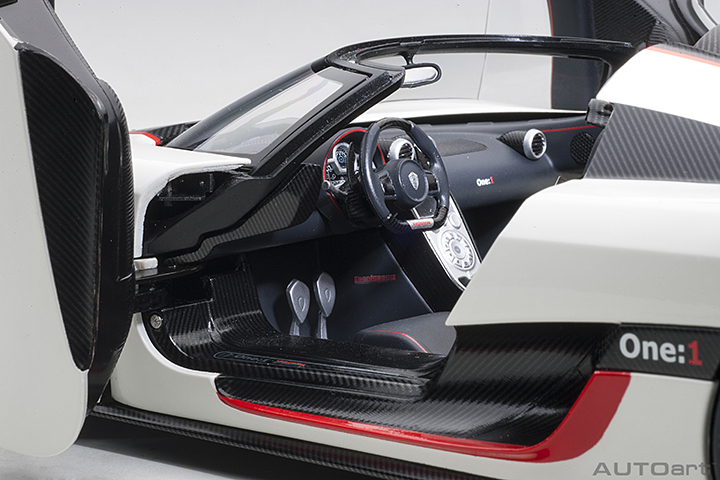 79016 1/18 KOENIGSEGG ONE : 1 (PEBBLE WHITE/CARBON BLACK /RED ACCENTS)