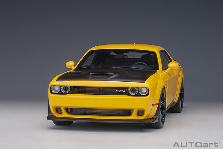 71737 1/18 DODGE CHALLENGER SRT HELLCAT WIDEBODY 2018 (YELLOW JACKET/SATIN BLACK PAINTED HOOD)