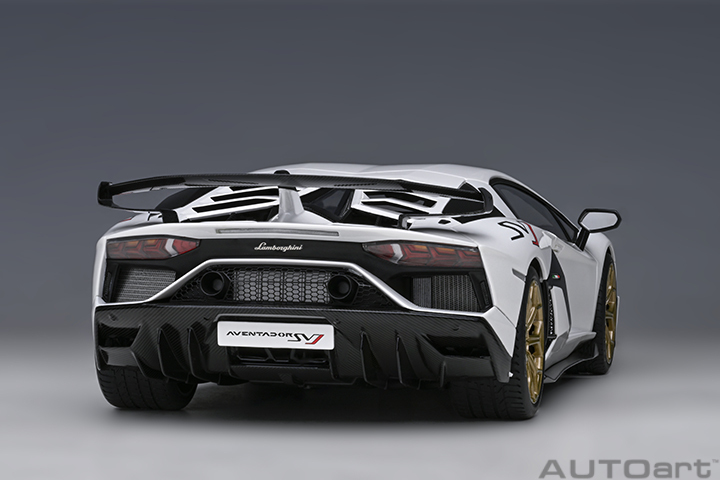 79217 1/18 LAMBORGHINI AVENTADOR SVJ (BIANCO ASOPO/PEARL WHITE)