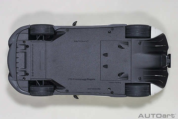 79027 1/18 KOENIGSEGG REGERA (WHITE/BLACK CARBON/RED ACCENTS)