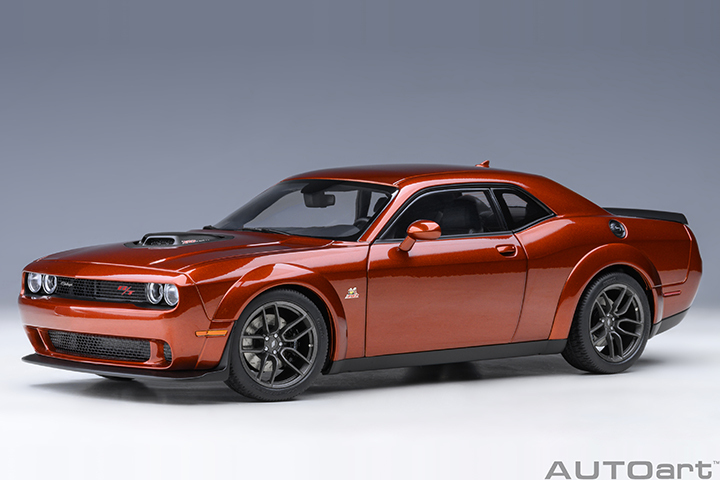 71773 1/18 DODGE CHALLENGER R/T SCAT PACK WIDEBODY 2022 (SINAMON STICK)