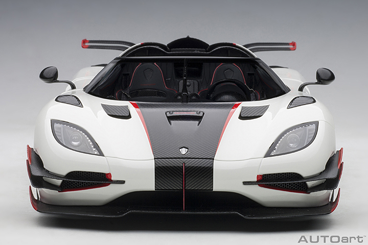 79016 1/18 KOENIGSEGG ONE : 1 (PEBBLE WHITE/CARBON BLACK /RED ACCENTS)