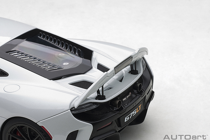 76046 1/18 McLAREN 675LT (SILICA WHITE)