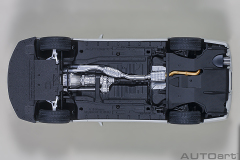 77406 1/18 NISSAN SKYLINE GT-R (R34) V-SPEC II (WHITE PEARL)