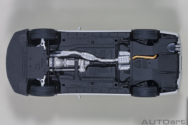 77406 1/18 NISSAN SKYLINE GT-R (R34) V-SPEC II (WHITE PEARL)
