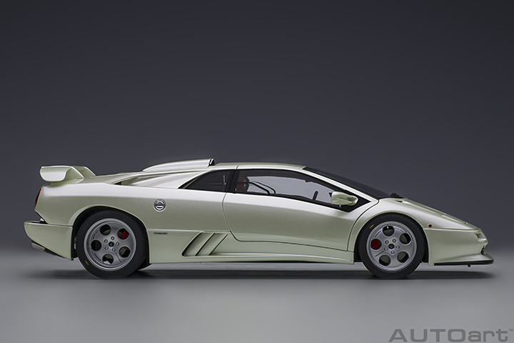 79141 1/18 LAMBORGHINI DIABLO SE30 JOTA (BALLON WHITE/PEARL WHITE)