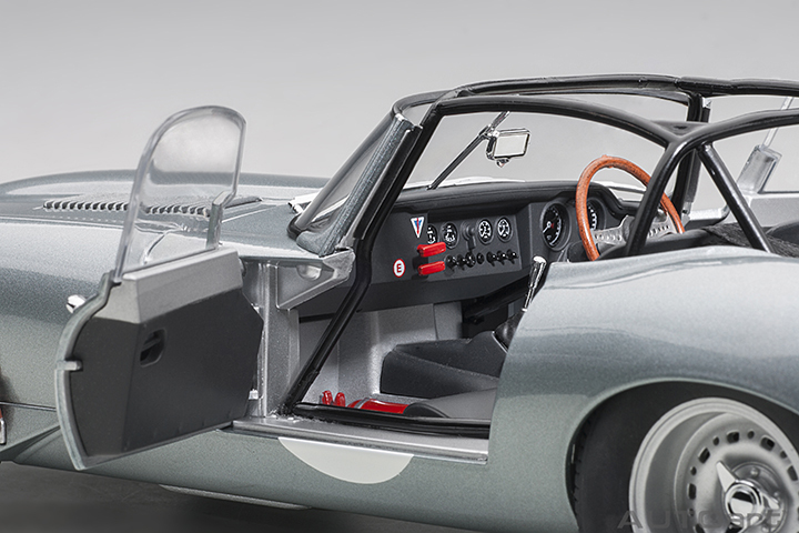 73646 1/18 JAGUAR LIGHTWEIGHT E-TYPE (SILVER)