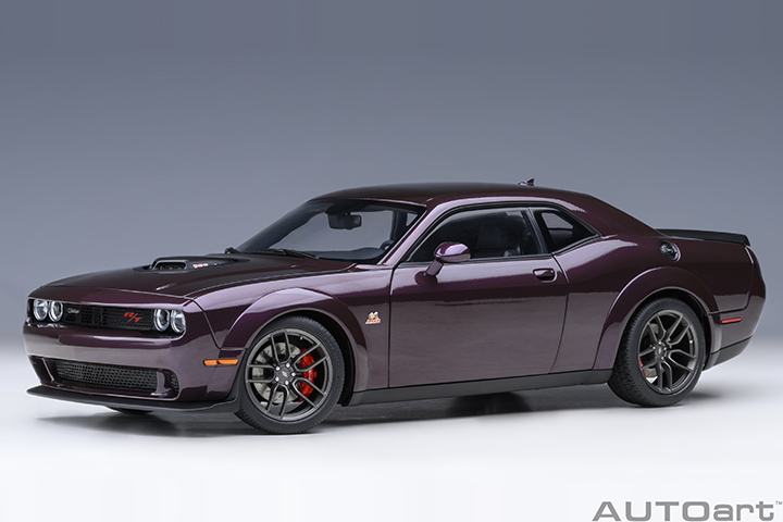 71771 1/18 DODGE CHALLENGER R/T SCAT PACK WIDEBODY 2022 (HELLRAISIN)