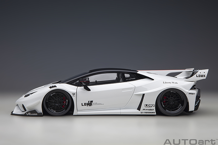 79125 1/18 LIBERTY WALK LB SILHOUETTE WORKS HURACAN GT (WHITE)