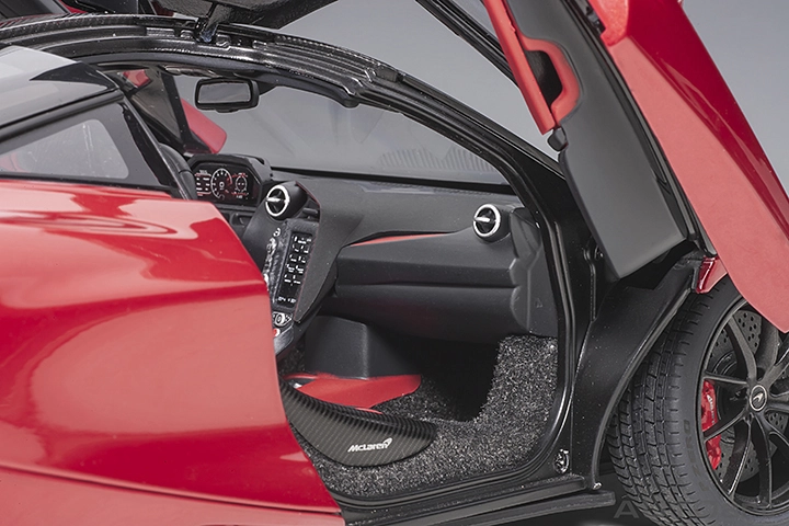 76072 1/18 McLAREN 720S (MEMPHIS RED/METALLIC RED)