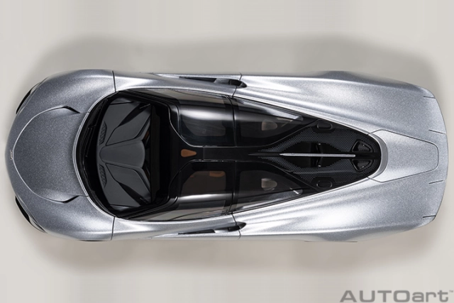 76090 1/18 McLAREN SPEEDTAIL (SUPERNOVA SILVER)