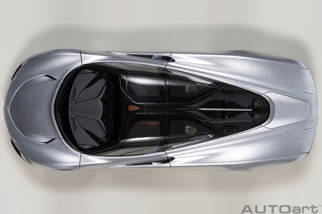 76090 1/18 McLAREN SPEEDTAIL (SUPERNOVA SILVER)
