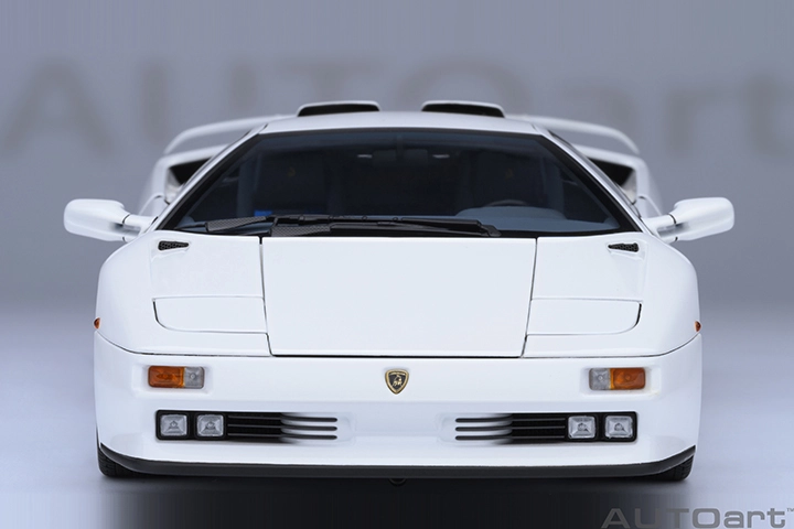 79145 1/18 LAMBORGHINI DIABLO SE30 JOTA (IMPACT WHITE)