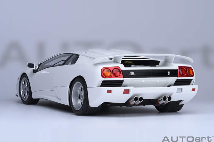 79145 1/18 LAMBORGHINI DIABLO SE30 JOTA (IMPACT WHITE)