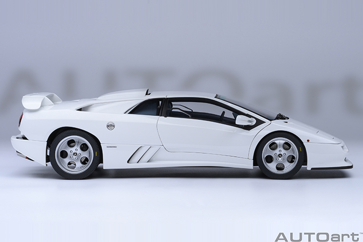 79145 1/18 LAMBORGHINI DIABLO SE30 JOTA (IMPACT WHITE)