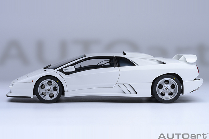 79145 1/18 LAMBORGHINI DIABLO SE30 JOTA (IMPACT WHITE)