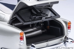 70296 1/18 ASTON MARTIN DB5 GOLDFINGER (W/ WEAPONS)(SILVER)