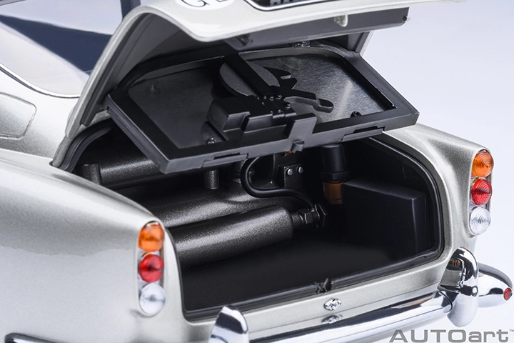 70296 1/18 ASTON MARTIN DB5 GOLDFINGER (W/ WEAPONS)(SILVER)