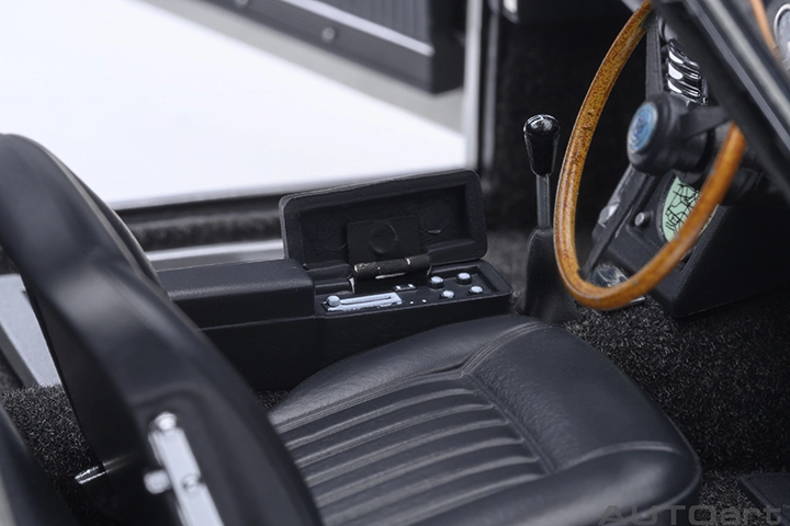 70296 1/18 ASTON MARTIN DB5 GOLDFINGER (W/ WEAPONS)(SILVER)