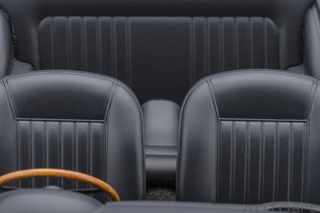 70287 1/18 ASTON MARTIN DB5 (BIRCH SILVER)