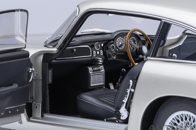 70287 1/18 ASTON MARTIN DB5 (BIRCH SILVER)