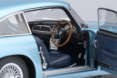 70288 1/18 ASTON MARTIN DB5 (CARIBBEAN PEARL/BLUE)