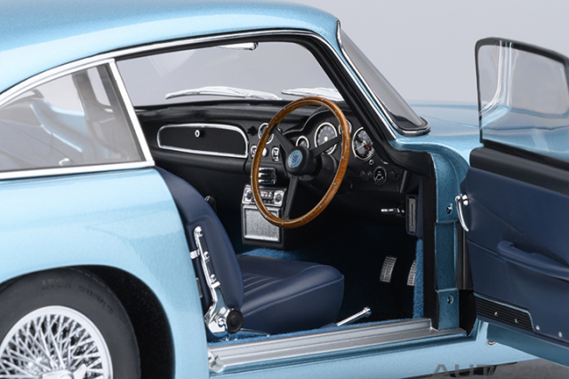 70288 1/18 ASTON MARTIN DB5 (CARIBBEAN PEARL/BLUE)