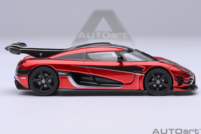 20040 1/64 KOENIGSEGG ONE : 1 (APPLE RED/CARBON FIBER/SILVER STRIPES)