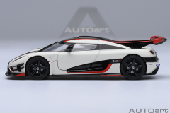 20041 1/64 KOENIGSEGG ONE : 1 (PEBBLE WHITE/CARBON BLACK /RED ACCENTS)