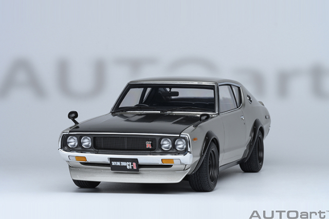 77477 1/18 NISSAN SKYLINE 2000 GT-R (KPGC110) TUNED VERSION (CARBON FIBER BONNET) (SILVER)