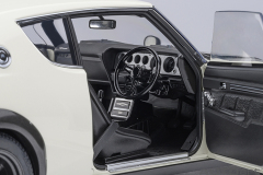 77478 1/18 NISSAN SKYLINE 2000 GT-R (KPGC110) TUNED VERSION (CARBON FIBER BONNET) (WHITE)