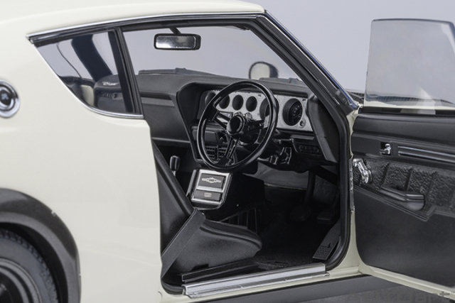 77478 1/18 NISSAN SKYLINE 2000 GT-R (KPGC110) TUNED VERSION (CARBON FIBER BONNET) (WHITE)