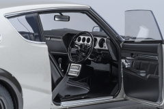 77477 1/18 NISSAN SKYLINE 2000 GT-R (KPGC110) TUNED VERSION (CARBON FIBER BONNET) (SILVER)