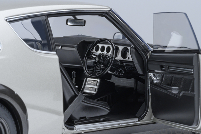 77477 1/18 NISSAN SKYLINE 2000 GT-R (KPGC110) TUNED VERSION (CARBON FIBER BONNET) (SILVER)