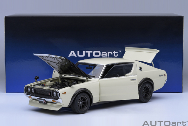 77478 1/18 NISSAN SKYLINE 2000 GT-R (KPGC110) TUNED VERSION (CARBON FIBER BONNET) (WHITE)