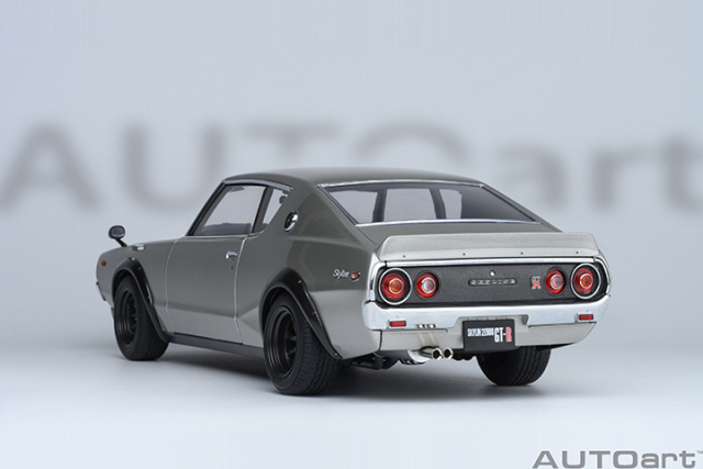 77477 1/18 NISSAN SKYLINE 2000 GT-R (KPGC110) TUNED VERSION (CARBON FIBER BONNET) (SILVER)