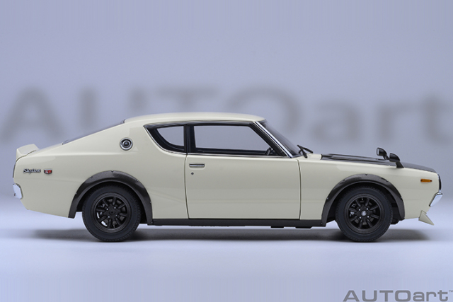 77478 1/18 NISSAN SKYLINE 2000 GT-R (KPGC110) TUNED VERSION (CARBON FIBER BONNET) (WHITE)