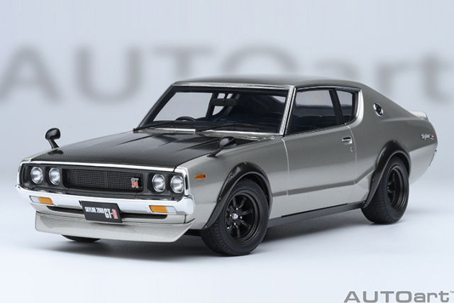 77477 1/18 NISSAN SKYLINE 2000 GT-R (KPGC110) TUNED VERSION (CARBON FIBER BONNET) (SILVER)