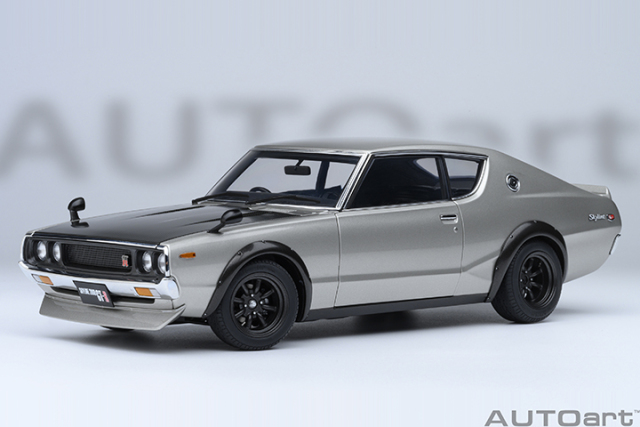 77477 1/18 NISSAN SKYLINE 2000 GT-R (KPGC110) TUNED VERSION (CARBON FIBER BONNET) (SILVER)