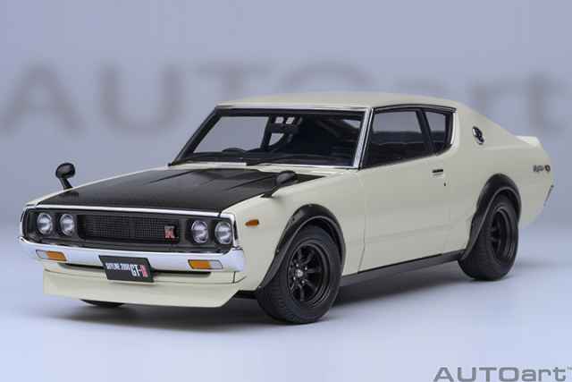 77478 1/18 NISSAN SKYLINE 2000 GT-R (KPGC110) TUNED VERSION (CARBON FIBER BONNET) (WHITE)